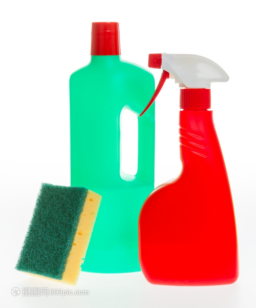 清洁房屋产品洗涤剂塑料瓶和白底孤立的海绵